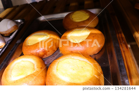 freshly baked buns on shelf freshly baked buns on shelf 134281644