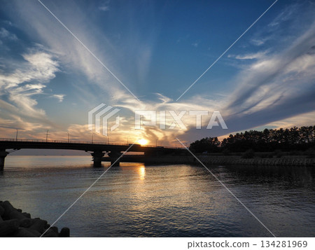 夕陽染紅的鐵橋 134281969