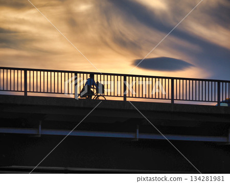 騎車欣賞日落 134281981