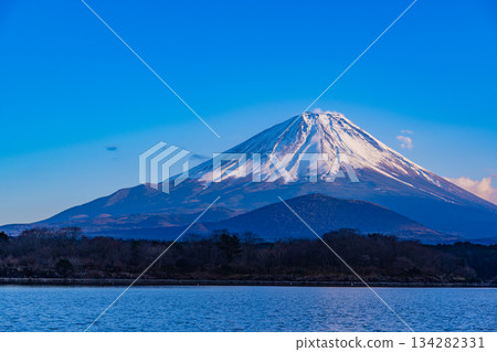 [Yamanashi Prefecture] Mount Fuji seen from Lake Shoji in the dead of winter - Evening view 134282331