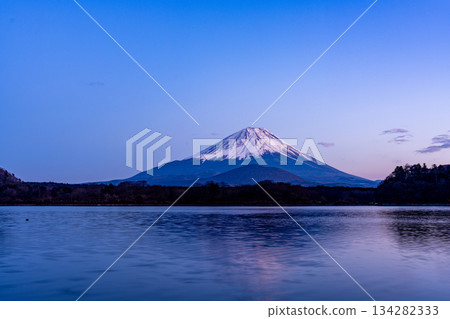 [Yamanashi Prefecture] Mount Fuji seen from Lake Shoji in the dead of winter - Evening view 134282333