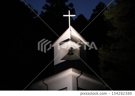 夜幕下的森林教堂 134282380