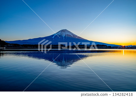 [Shizuoka Prefecture] Lake Tanuki and Mt. Fuji in winter, sunrise 134282418