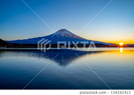 [Shizuoka Prefecture] Lake Tanuki and Mt. Fuji in winter, sunrise 134282421