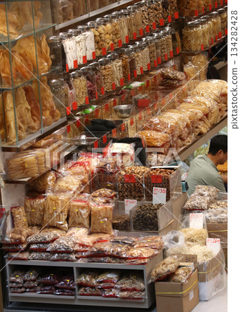 在香港德勝西路的一家豪華乾糧店出售優質食品。許多乾食品不知道它們的用途 134282428