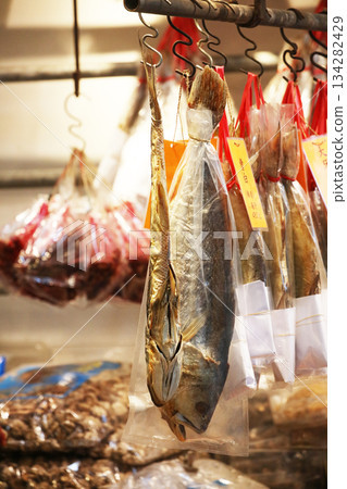 鹽乾魚（火腿）在香港西部的德助道出售。它類似於草屋，味道鮮美。以前很便宜，但現在很貴 134282429