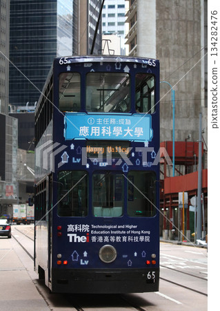 自英國殖民時代以來一直在奔跑的香港平民的腳“電車”(tram) 自英國殖民時代以來一直在奔跑的香港平民的腳“電車”(tram) 134282476