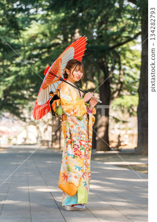 在二十歲青年聚會暨成年禮上，身著和服和振袖服飾的女性們正在參加哈塔奇聚會。 134282793