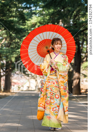 在二十歲青年聚會暨成年禮上，身著和服和振袖服飾的女性們正在參加哈塔奇聚會。 134282794
