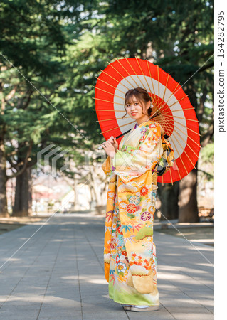 在二十歲青年聚會暨成年禮上,身著和服和振袖服飾的女性們正在參加哈塔奇聚會。 在二十歲青年聚會暨成年禮上,身著和服和振袖服飾的女性們正在參加哈塔奇聚會。 134282795