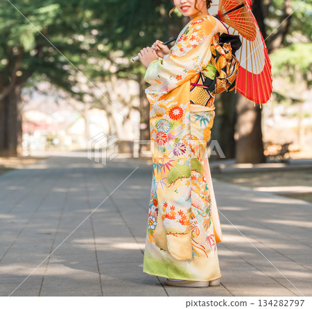 在二十歲青年聚會暨成年禮上,身著和服和振袖服飾的女性們正在參加哈塔奇聚會。 在二十歲青年聚會暨成年禮上,身著和服和振袖服飾的女性們正在參加哈塔奇聚會。 134282797
