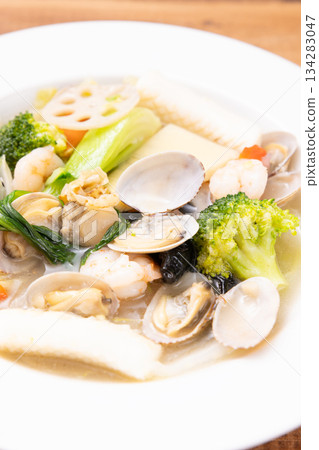 美味的中式菜餚,鹹炒蔬菜和海鮮。 美味的中式菜餚,鹹炒蔬菜和海鮮。 134283047