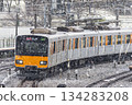 通勤列車（東武50050系列）駛過白雪皚皚的東京 134283208