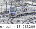 通勤列車穿越白雪皚皚的東京（東京地鐵18000系列） 134283209