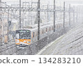 通勤列車（東武50050系列）駛過白雪皚皚的東京 134283210