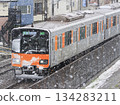 通勤列車（東武50050系列）駛過白雪皚皚的東京 134283211