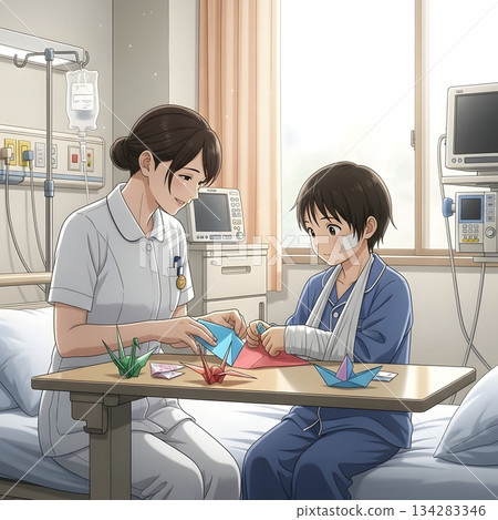 一名護士和住院的孩子一起玩摺紙遊戲 134283346