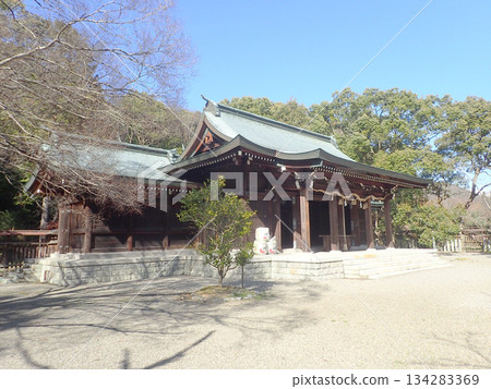 Awa Shrine, located in Oasacho, Naruto City, Tokushima Prefecture, is a shrine whose main deity is Emperor Tsuchimikado, the first son of Emperor Gotoba. 134283369