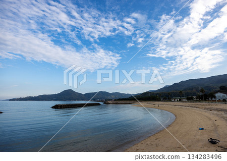 藍天下週防大島美麗的海岸風光 藍天下週防大島美麗的海岸風光 134283496