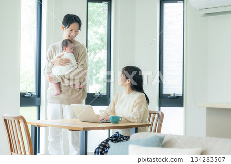 爸爸們在家帶孩子，媽媽們在家工作 134283507