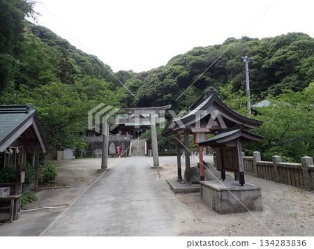 Katsuragi Shrine is a shrine located in Awata, Kitanada-cho, Naruto City, Tokushima Prefecture, and has long been worshipped as the god of eyes. 134283836