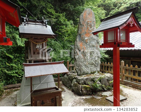 葛城神社位於德島縣鳴門市北田町粟田，長期以來一直被奉為眼睛之神。 134283852