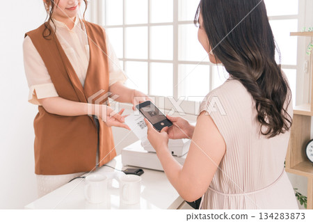 進行條碼支付、二維碼支付、電子貨幣、智慧型手機支付和無現金支付的女性和職員 134283873