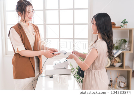 Women and clerks making barcode payments, QR code payments, electronic money, smartphone payments, and cashless payments Women and clerks making barcode payments, QR code payments, electronic money, smartphone payments, and cashless payments 134283874