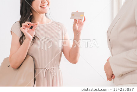 Young Asian woman shopping with credit card (poi activity/credit card payment) 134283887