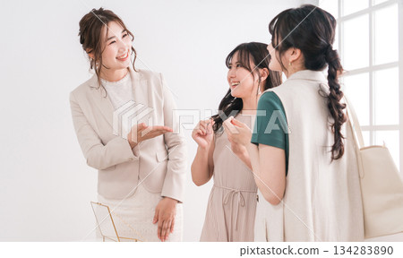 女性朋友、同事和銷售人員在珠寶店（百貨公司、百貨公司、品牌商品）選擇戒指 134283890