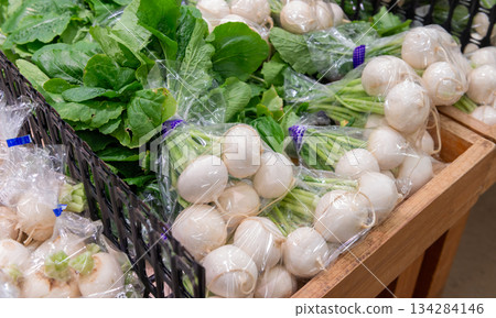 銷售區一排排裝袋的蘿蔔 銷售區一排排裝袋的蘿蔔 134284146