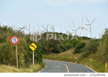 Road sign and windmill generator_02 134284446