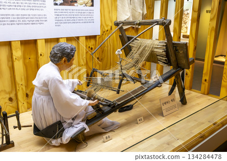 The Moment When Hemp Threads Become Cloth 134284478