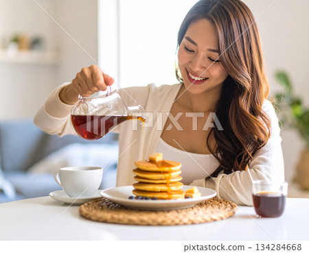 吃煎餅的年輕女子 134284668
