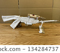 一個孩子用紙板和膠帶手工製作的類似步槍的工藝品。 134284737