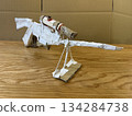 一個孩子用紙板和膠帶手工製作的類似步槍的工藝品。 134284738