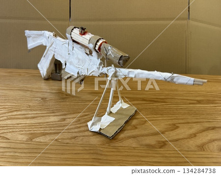 一個孩子用紙板和膠帶手工製作的類似步槍的工藝品。 134284738