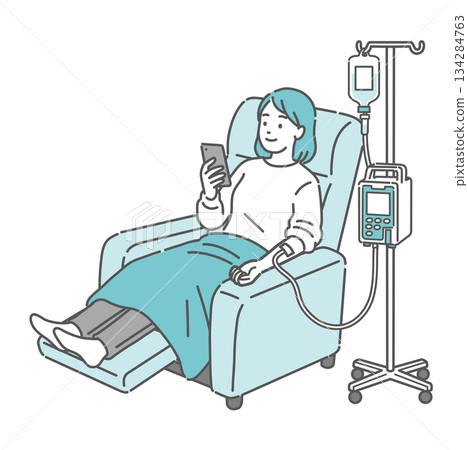 一名女子躺在躺椅上，一邊看著智慧型手機一邊接受靜脈輸液（門診化療，穿著休閒服，使用輸液幫浦） 134284763