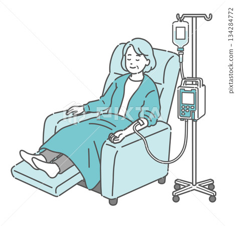 一位老年婦女在躺椅上睡覺，同時接受靜脈輸液（透析、化療、休息）。 134284772