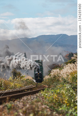 Autumn on the Ban'etsu West Line and the SL Ban'etsu Monogatari C57180 - a nostalgic sight 134285400