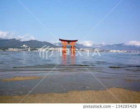 A torii gate that stands out against the sky and sea 134285429