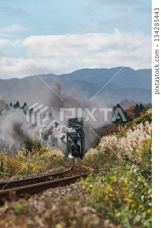 Autumn on the Ban'etsu West Line and the SL Ban'etsu Monogatari C57180 - a nostalgic sight 134285443