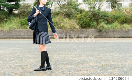 Junior high school students, high school students, female junior high school students, female high school students, and female high school students commuting to school, going to school, and going home from school 134286054