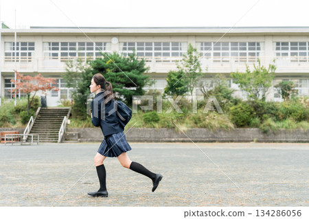 Junior high school students, high school students, female junior high school students, female high school students, female high school students running on the school grounds to go to school, to go to school, and to go home Junior high school students, high school students, female junior high school students, female high school students, female high school students running on the school grounds to go to school, to go to school, and to go home 134286056