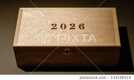 放在木桌上的木箱 134286419