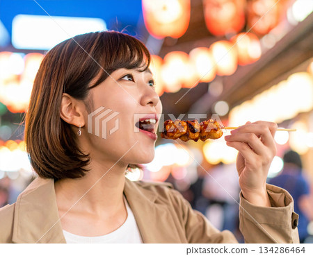 年輕女子吃烤串 年輕女子吃烤串 134286464