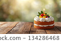 桌上放著一個完整的蛋糕。 134286468