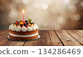 桌上放著一個完整的蛋糕。 134286469