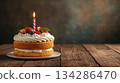 桌上放著一個完整的蛋糕。 134286470