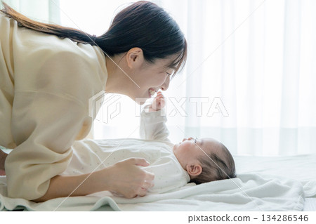 母親抱著嬰兒的手 134286546